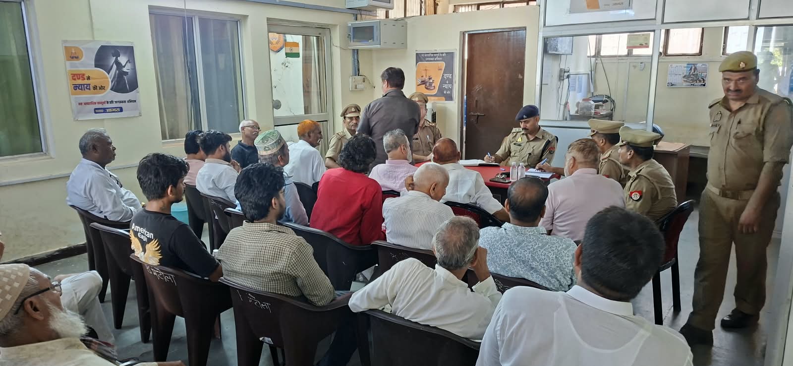 थाना मंटोला में आगामी त्योहारों को लेकर सौहार्द और सुरक्षा व्यवस्था पर बैठक