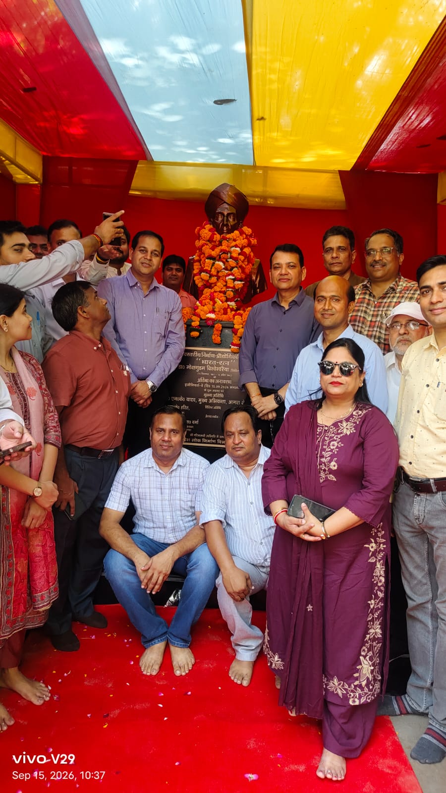 डॉ. मोक्षगुंडम विश्वेश्वरैया की प्रतिमा पर माल्यार्पण कर नमन करते लोक निर्माण विभाग के अभियंता