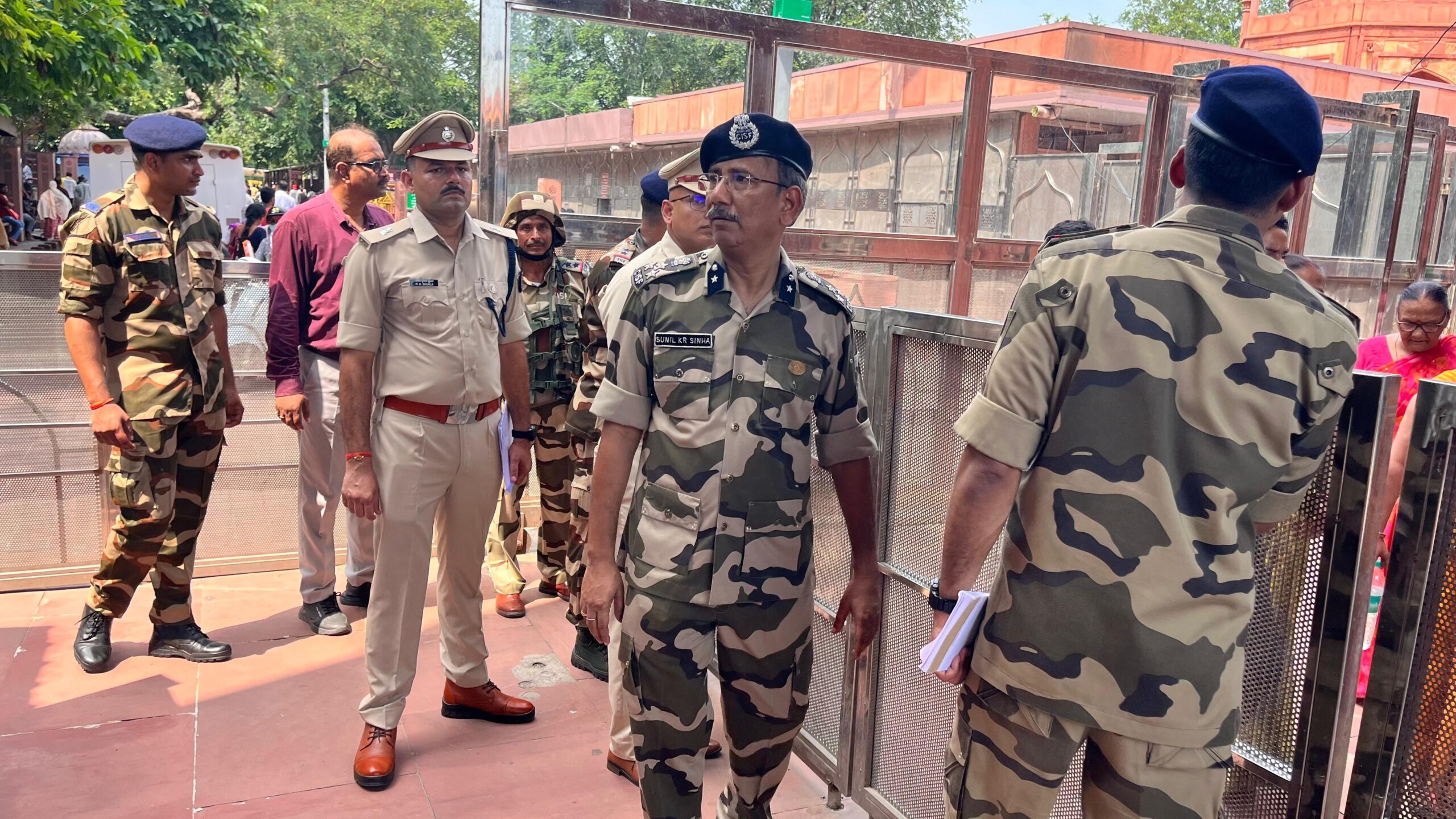 ताजमहल के आंतरिक सुरक्षा तंत्र का बारीकी से निरीक्षण करते सीआईएसएफ डीआईजी सुनील कुमार सिन्हा
