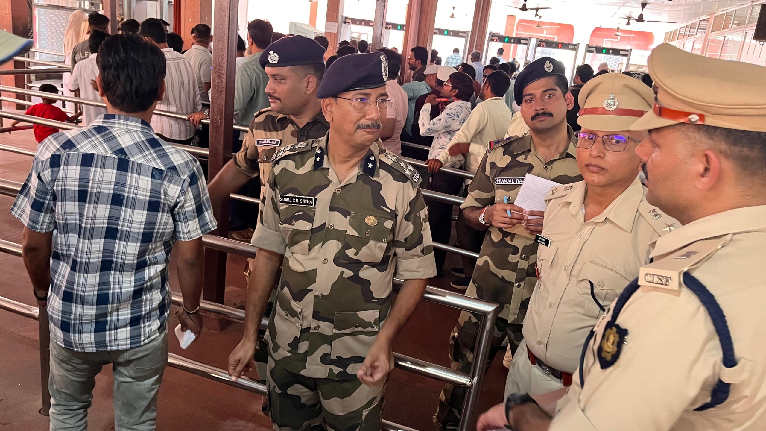 ड्यूटी पोस्ट का जायजा लेते सीआईएसएफ डीआईजी