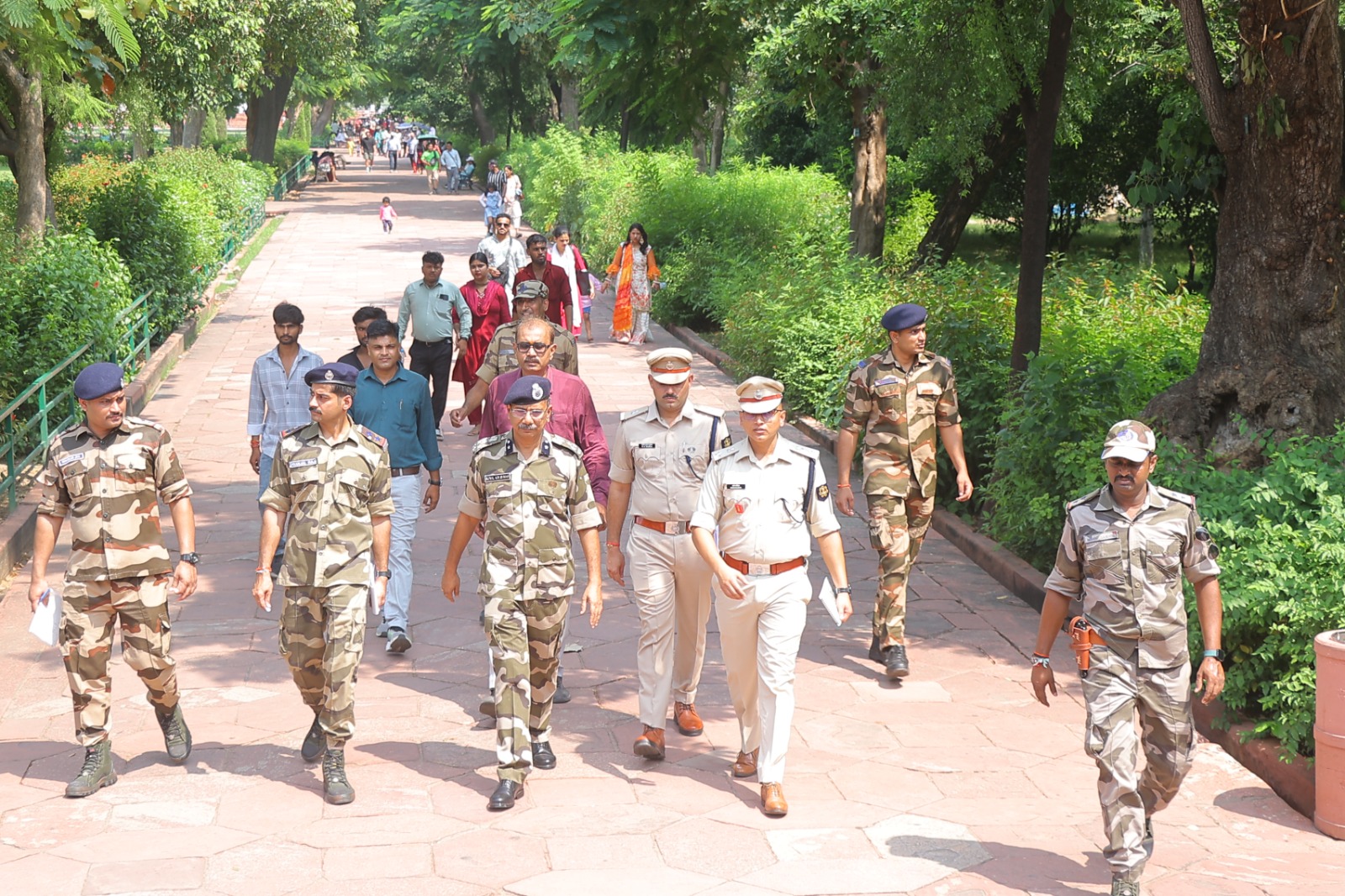 ताजमहल सुरक्षा अवसंरचना पर चर्चा करते सीआईएसएफ और एएसआई अधिकारी