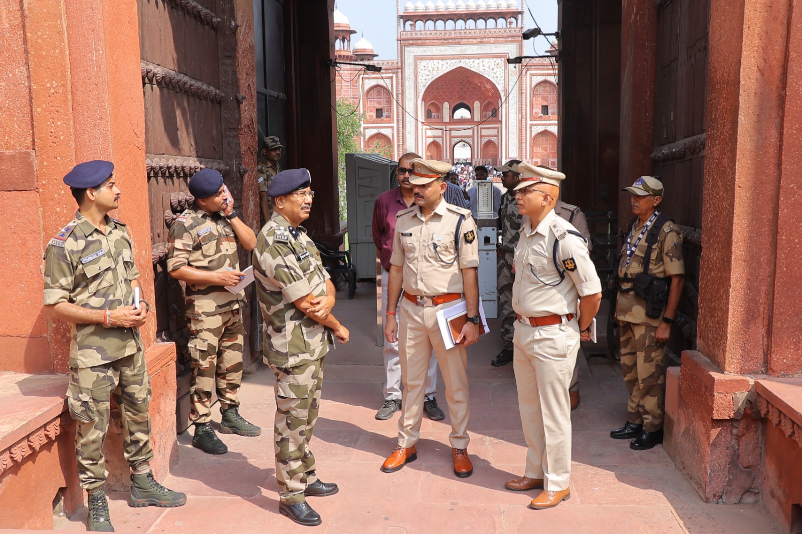सीआईएसएफ यूनिट लाइन का निरीक्षण करते डीआईजी सुनील कुमार सिन्हा