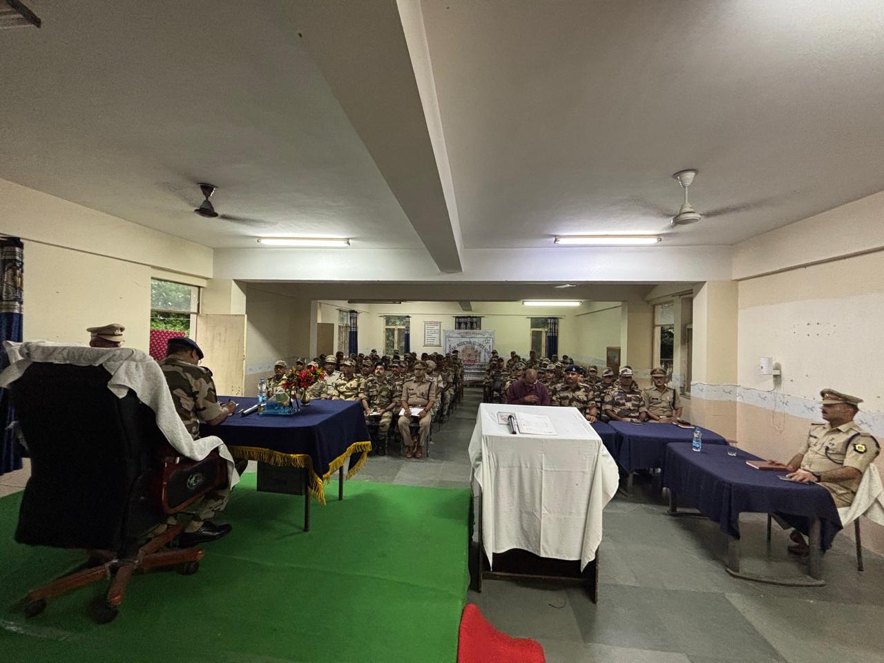 सैनिक सम्मेलन को संबोधित करते डीआईजी
