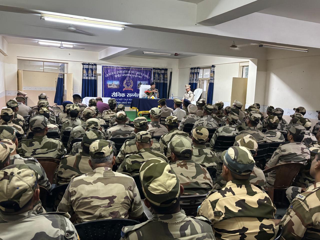 सीआईएसएफ कर्मियों से संवाद करते अधिकारी