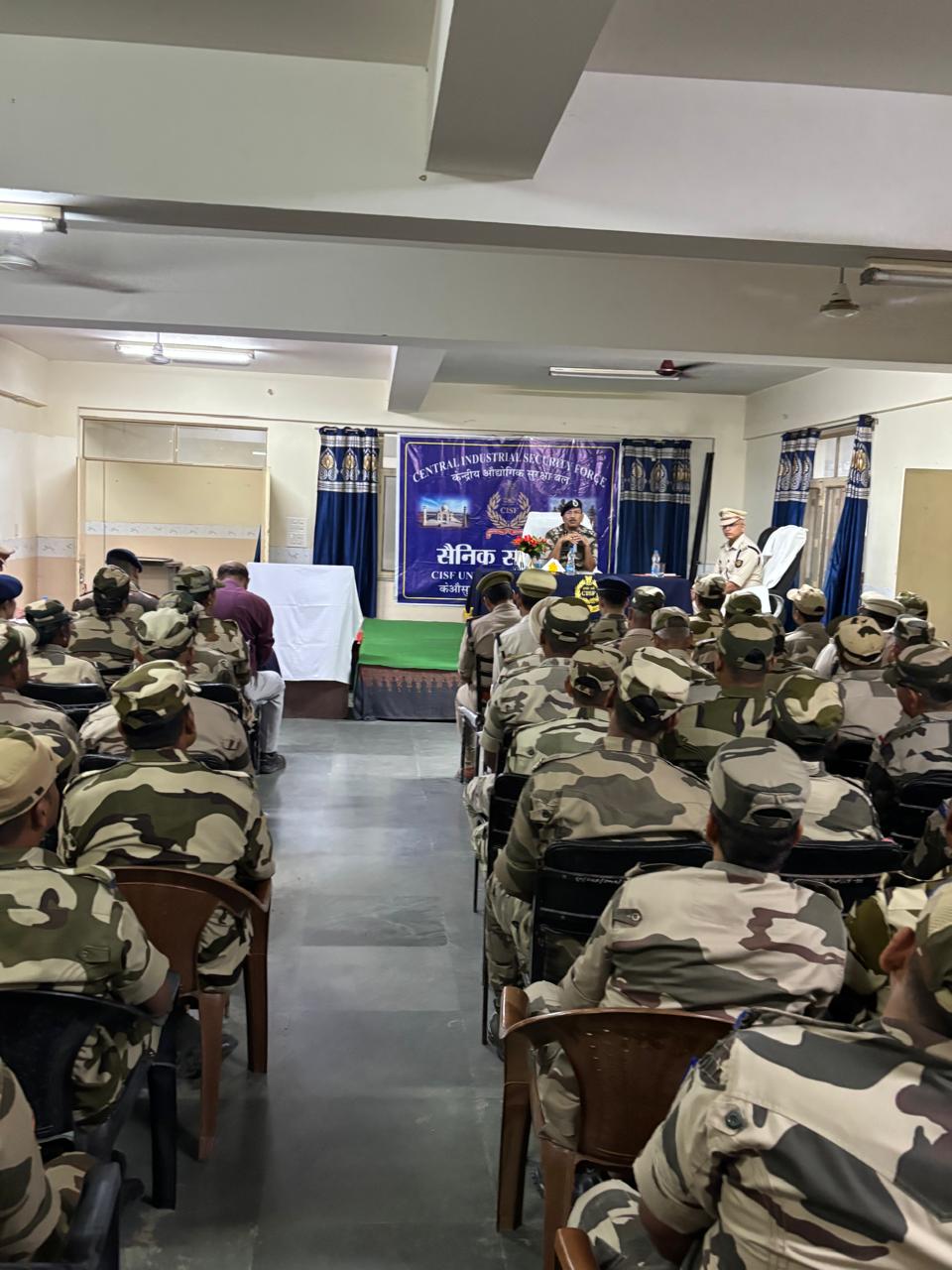सीआईएसएफ अधिकारियों की बैठक