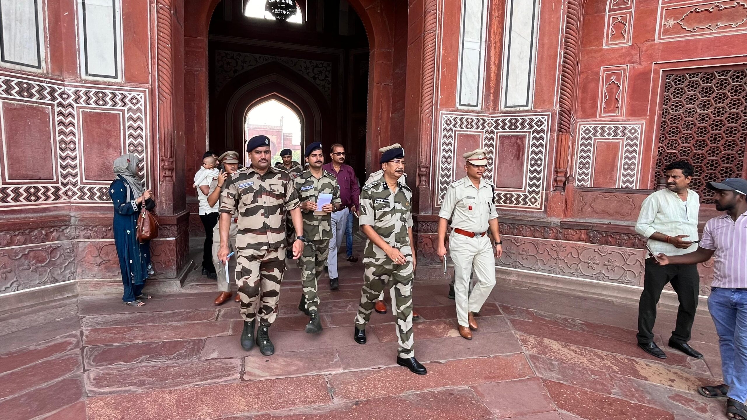 वार्षिक निरीक्षण के दौरान सीआईएसएफ यूनिट लाइन ताज महल में उपस्थित अधिकारीगण