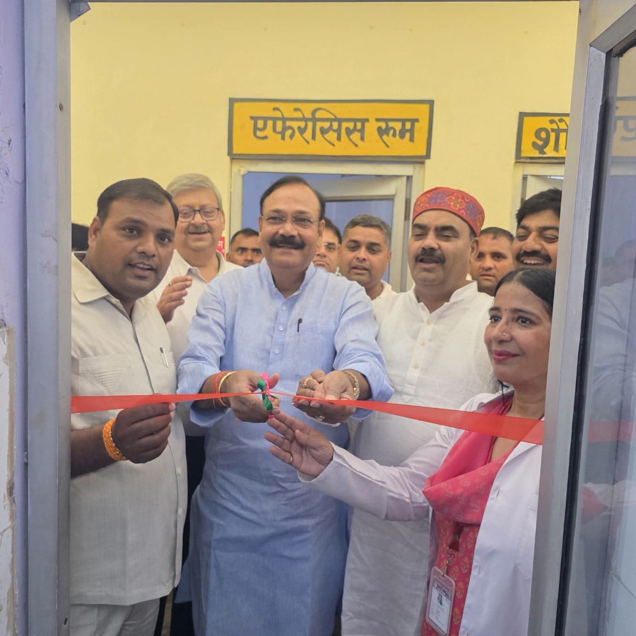 रक्तदान केंद्र पर रक्तदान प्रक्रिया में भाग लेते लोग