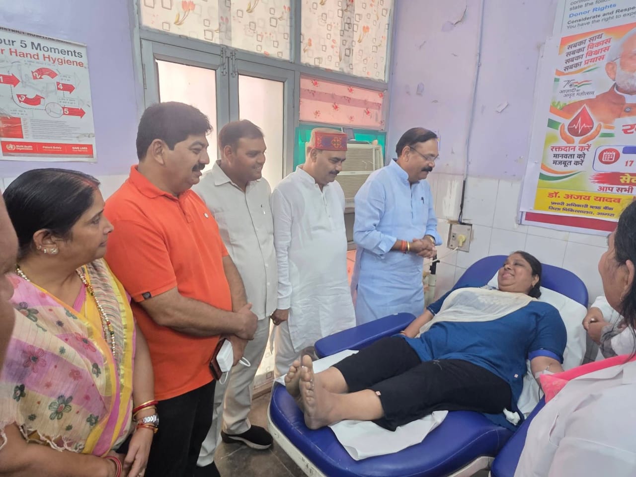 रक्तदाताओं को प्रशस्ति पत्र देकर सम्मानित करते सांसद राजकुमार चाहर