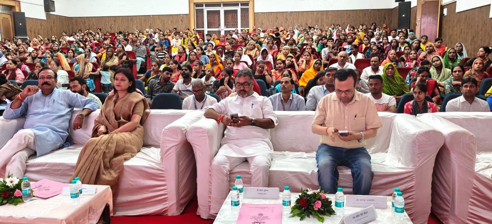 सभागार में उपस्थित कारीगर और लाभार्थी