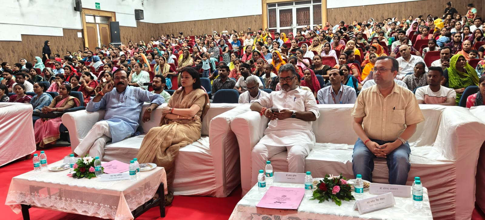 लाभार्थियों को आधुनिक टूलकिट का वितरण करते जनप्रतिनिधि
