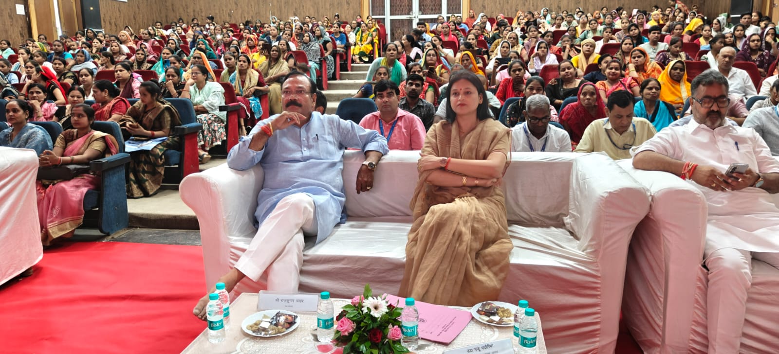 टूलकिट प्राप्त करने वाले लाभार्थियों के साथ मंच पर अतिथिगण