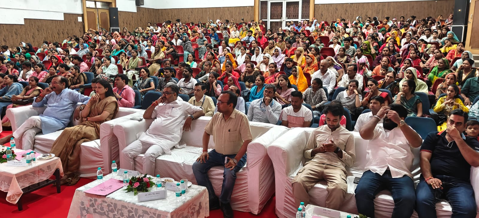 महिला लाभार्थियों को सिलाई मशीन व टूलकिट सौंपते हुए