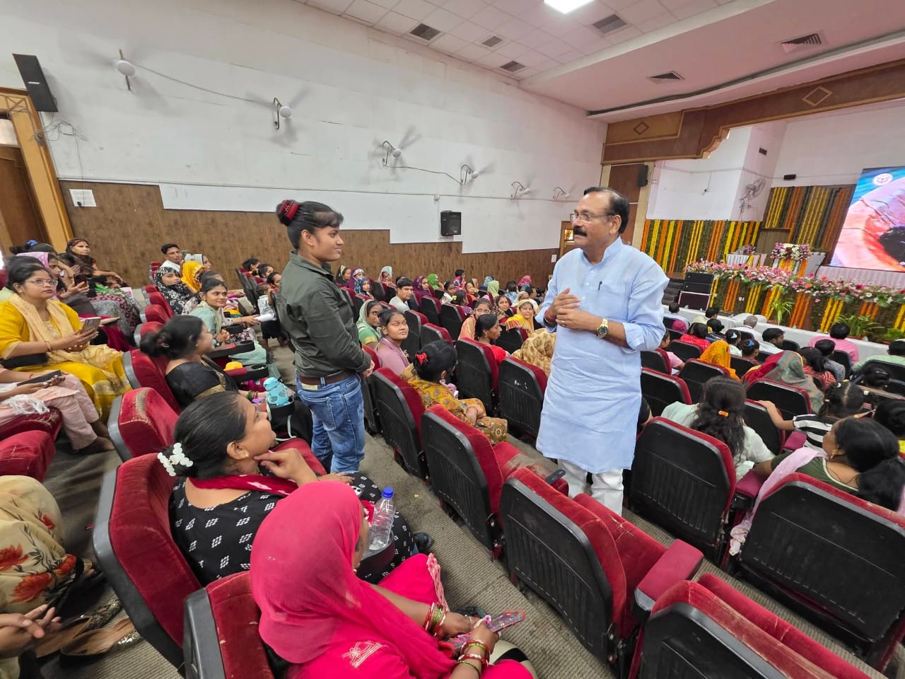 संबोधन करतीं महिला आयोग अध्यक्ष डॉ. बबीता सिंह चौहान