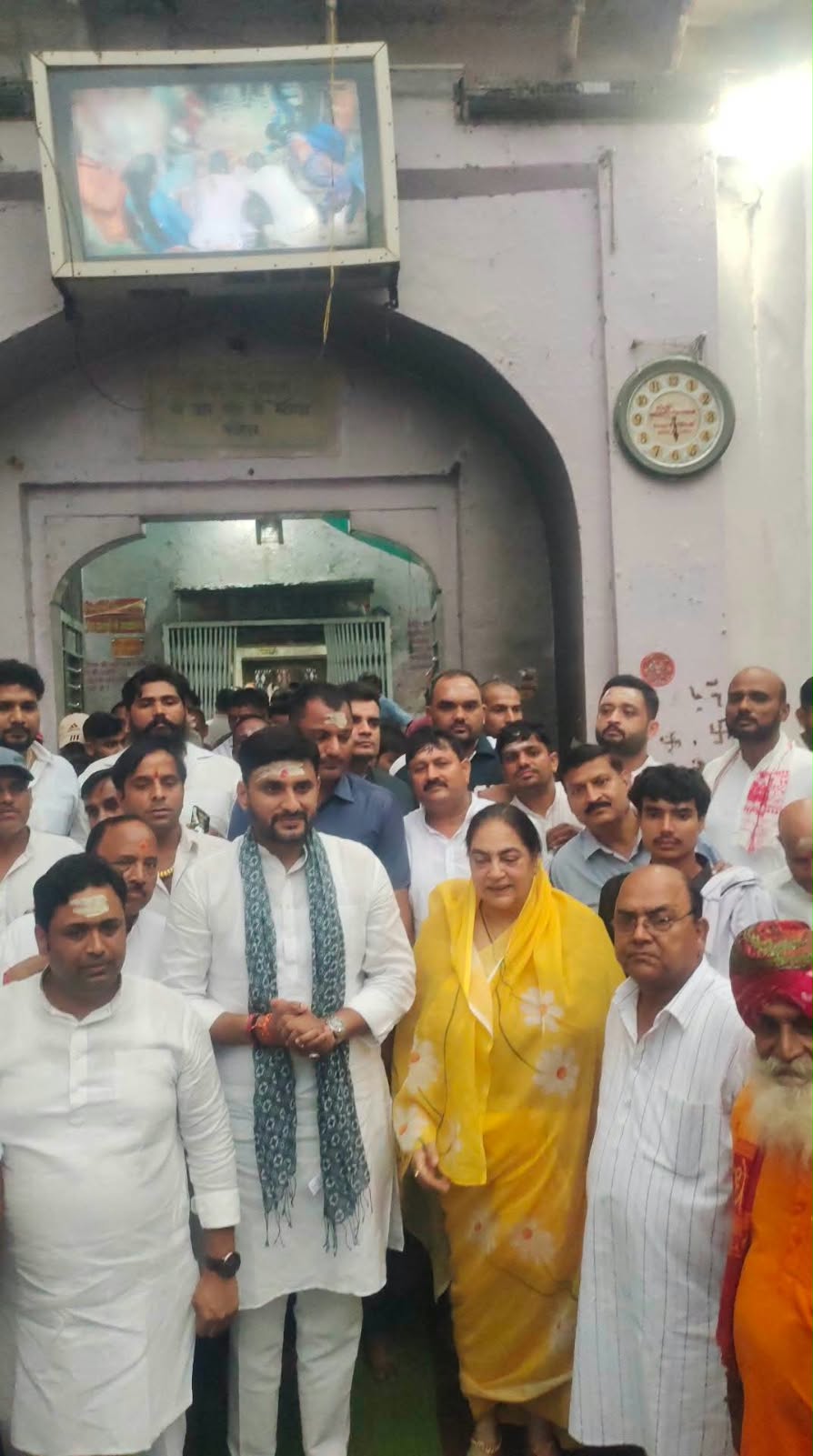 दीप प्रज्ज्वलित करते हुए श्रद्धालु और कार्यकर्ता