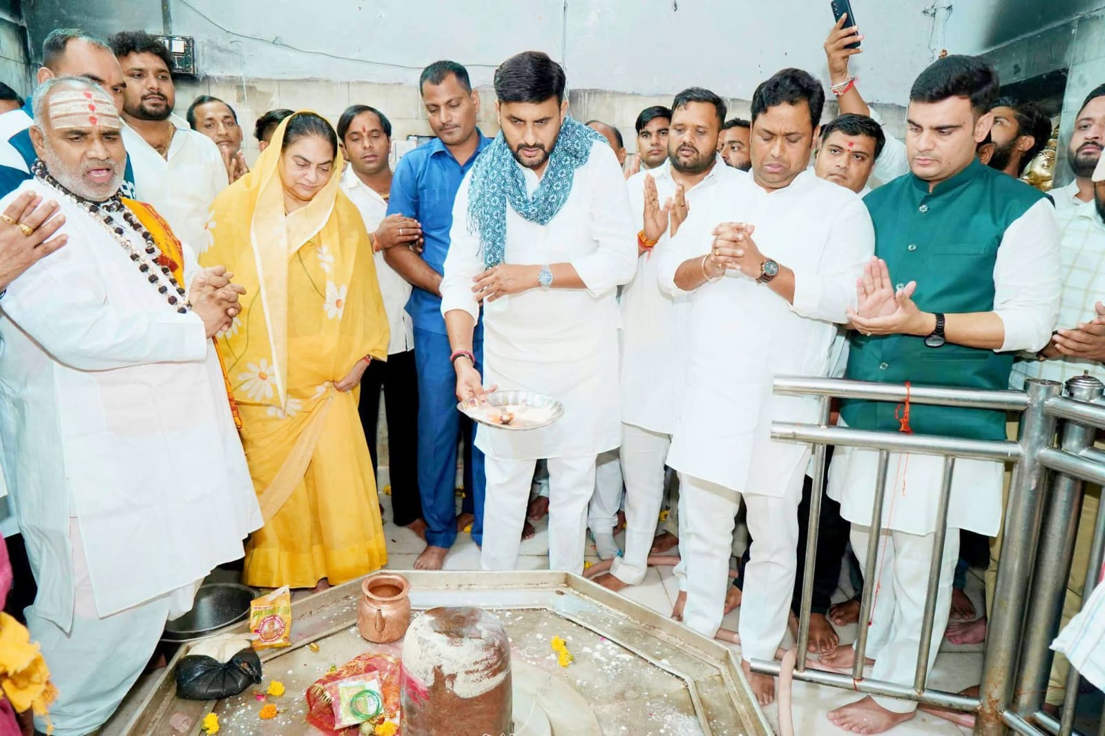 कार्यक्रम में उपस्थित जनसमूह और नेतागण