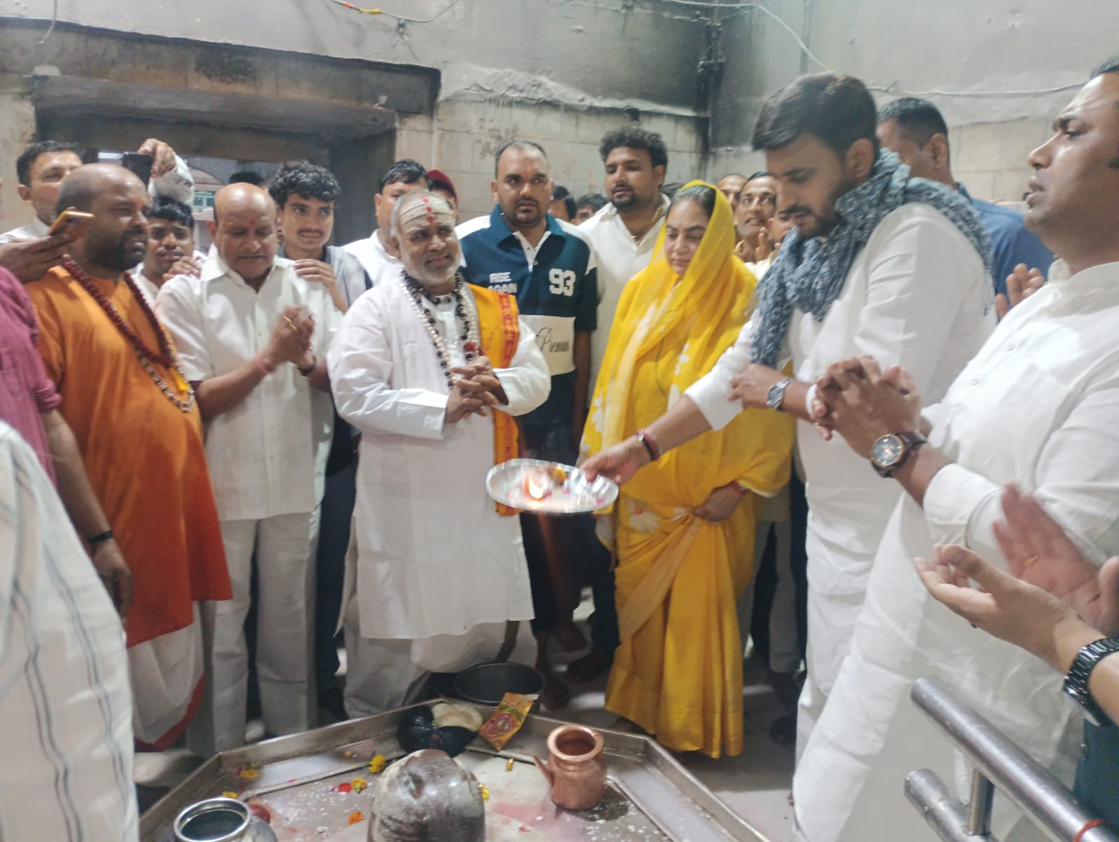 बटेश्वर शिव मंदिर में पूजा-अर्चना करते भाजपा प्रदेश उपाध्यक्ष नीरज सिंह और बाह विधायक रानी पक्षालिका सिंह