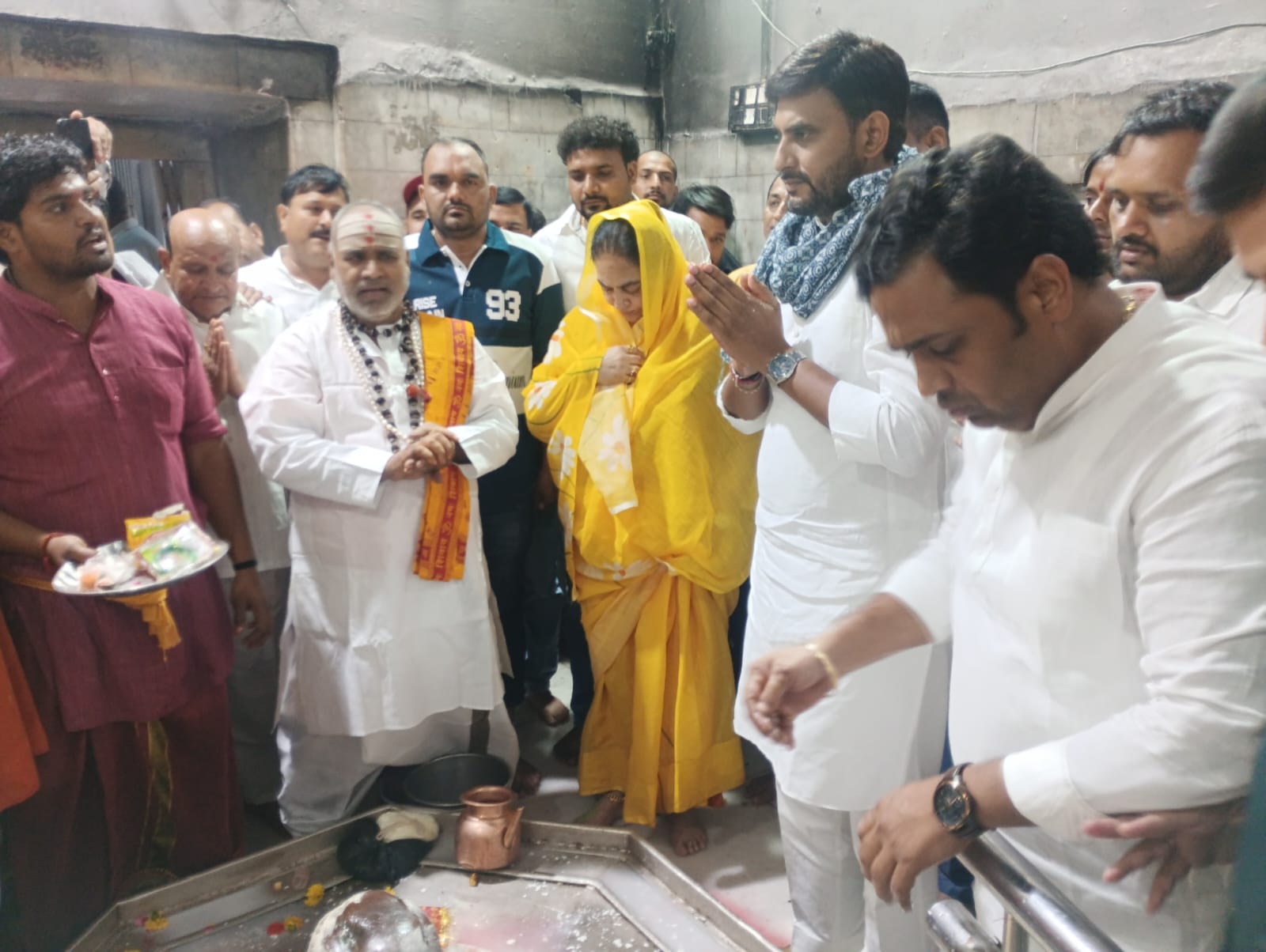 यमुना घाट पर दीप प्रज्ज्वलन करते अतिथिगण