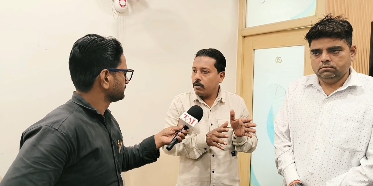 आगरा में सपा के पश्चिमी यूपी दलित महासम्मेलन की तैयारियों को लेकर आयोजित बैठक में राज्यसभा सांसद रामजीलाल सुमन