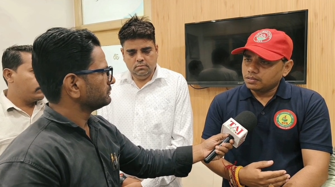 बैठक में उपस्थित वरिष्ठ समाजवादी पार्टी नेता और कार्यकर्ता