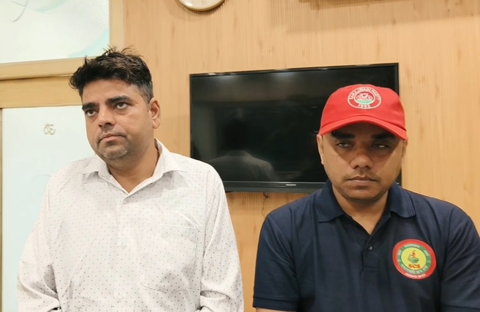 महासम्मेलन की रूपरेखा पर विचार-विमर्श करते सपा नेता