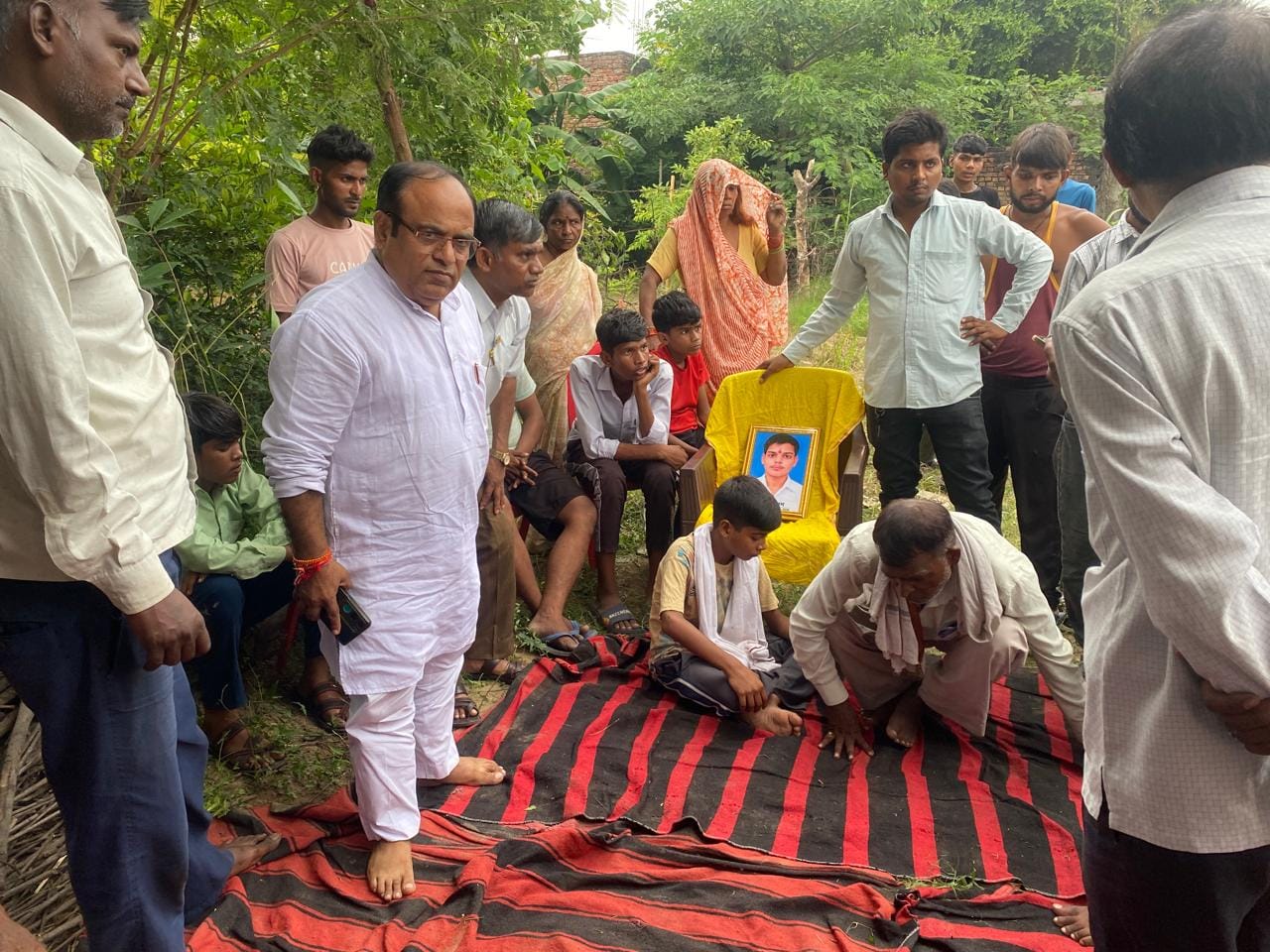 मृतक शिवम के पीड़ित परिजनों से मिलकर सांत्वना देते सपा नेता विनय अग्रवाल