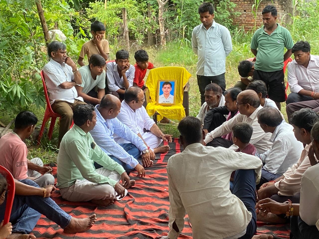 परिजनों से घटना की विस्तृत जानकारी लेते सपा नेता