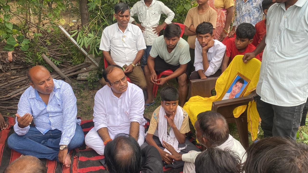 पीड़ित परिवार के घर पहुंचे सपा पदाधिकारी व स्थानीय लोग