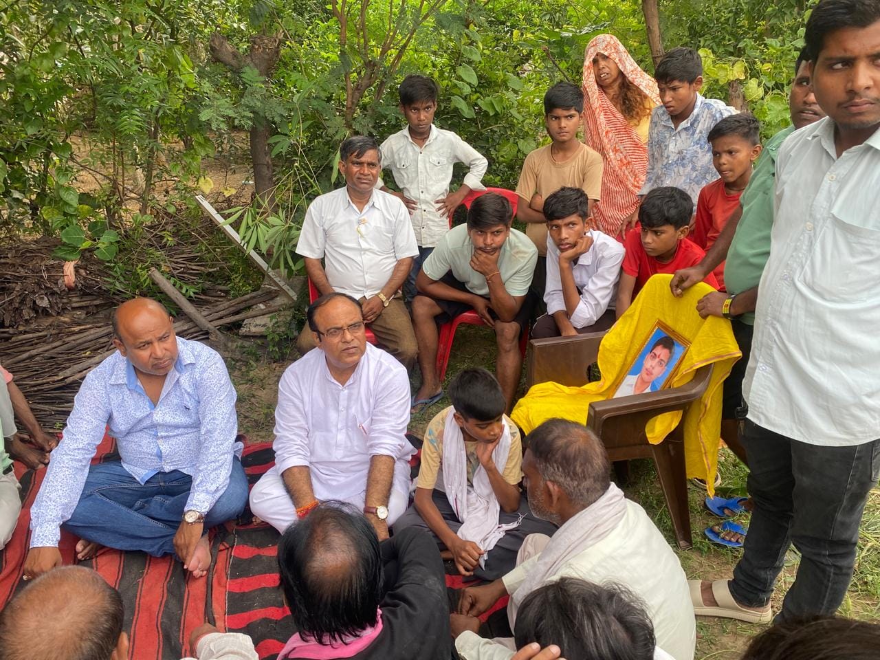 शोकाकुल परिजनों को सांत्वना देते विनय अग्रवाल और अन्य कार्यकर्ता