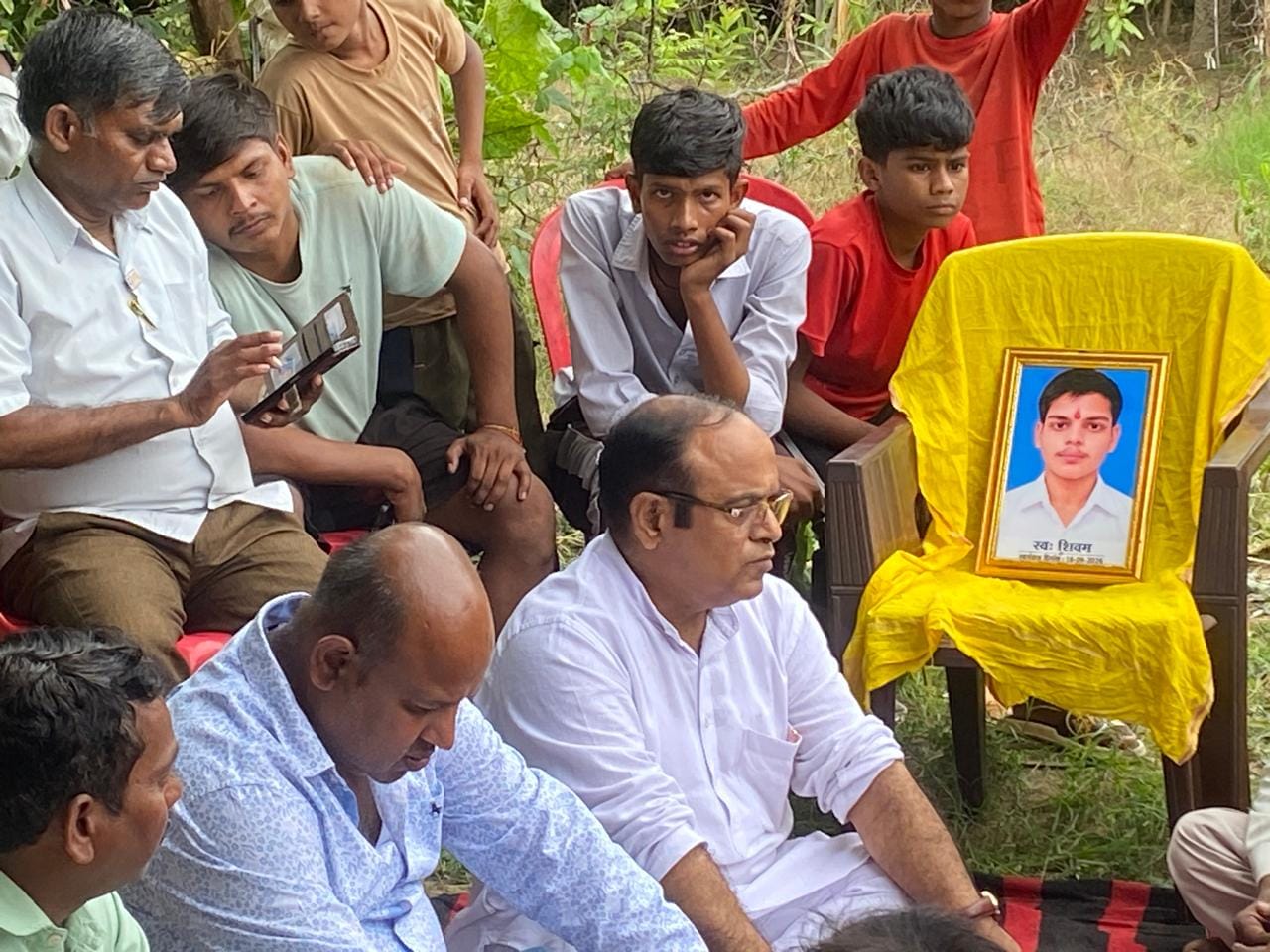 नरीपुरा स्थित पीड़ित परिवार के आवास पर सपा प्रतिनिधिमंडल