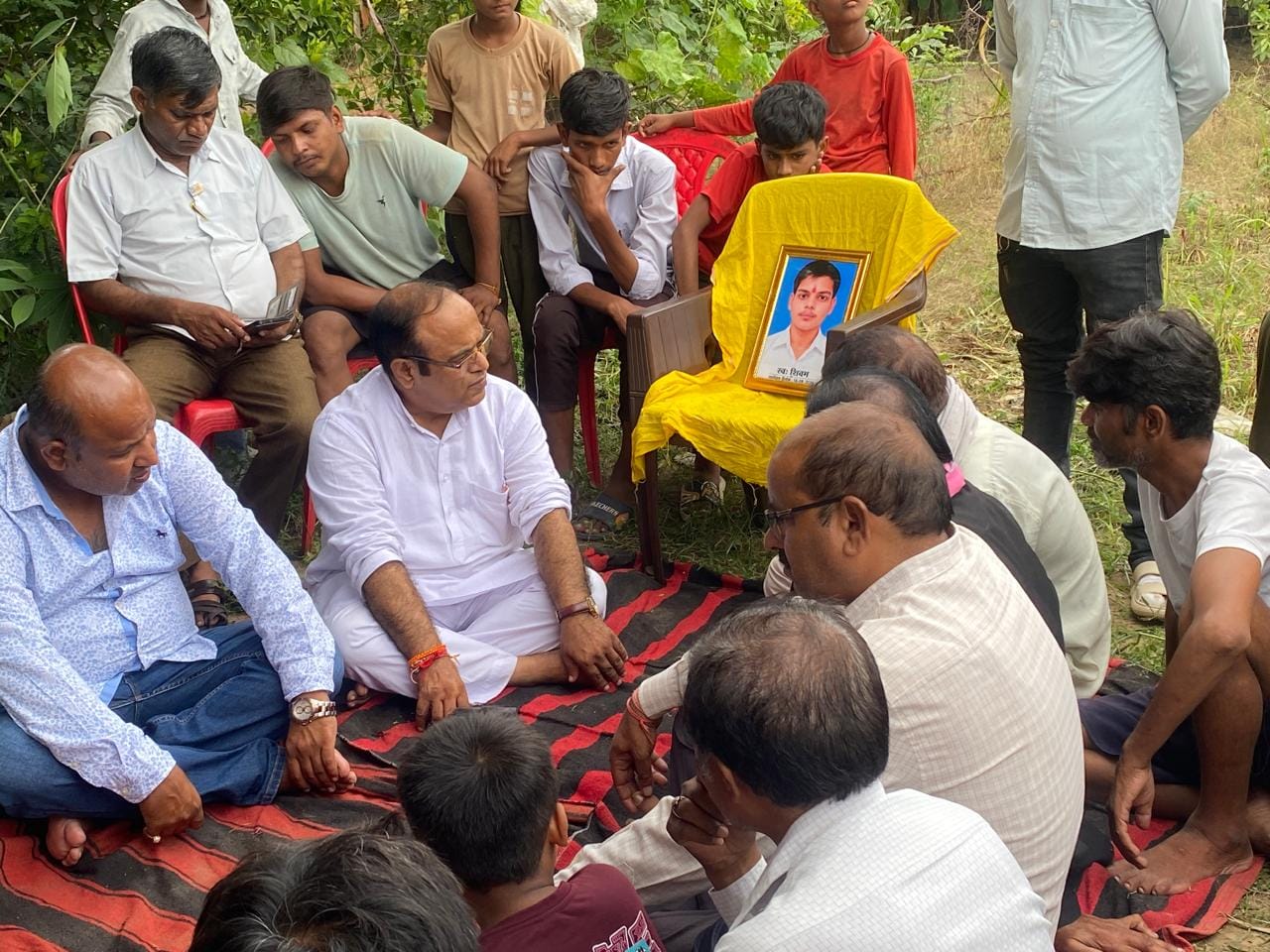 पीड़ित परिवार के साथ बैठक करते विनय अग्रवाल