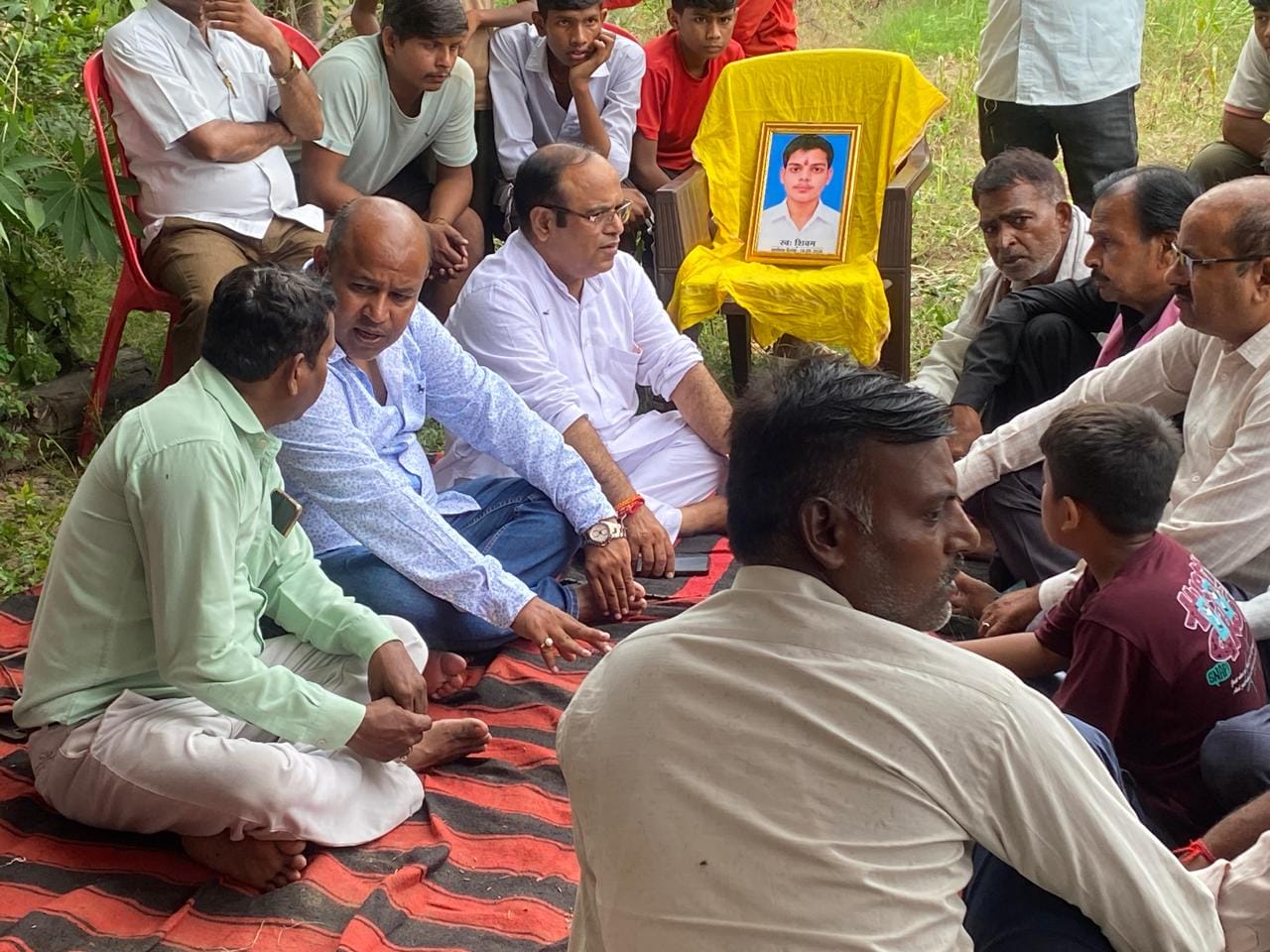 परिजनों की बात सुनते सपा नेता