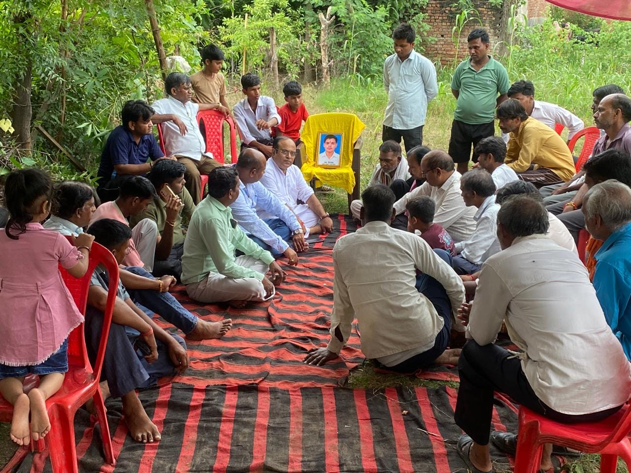 मुलाकात के दौरान मौजूद क्षेत्रीय नागरिक और सपा कार्यकर्ता