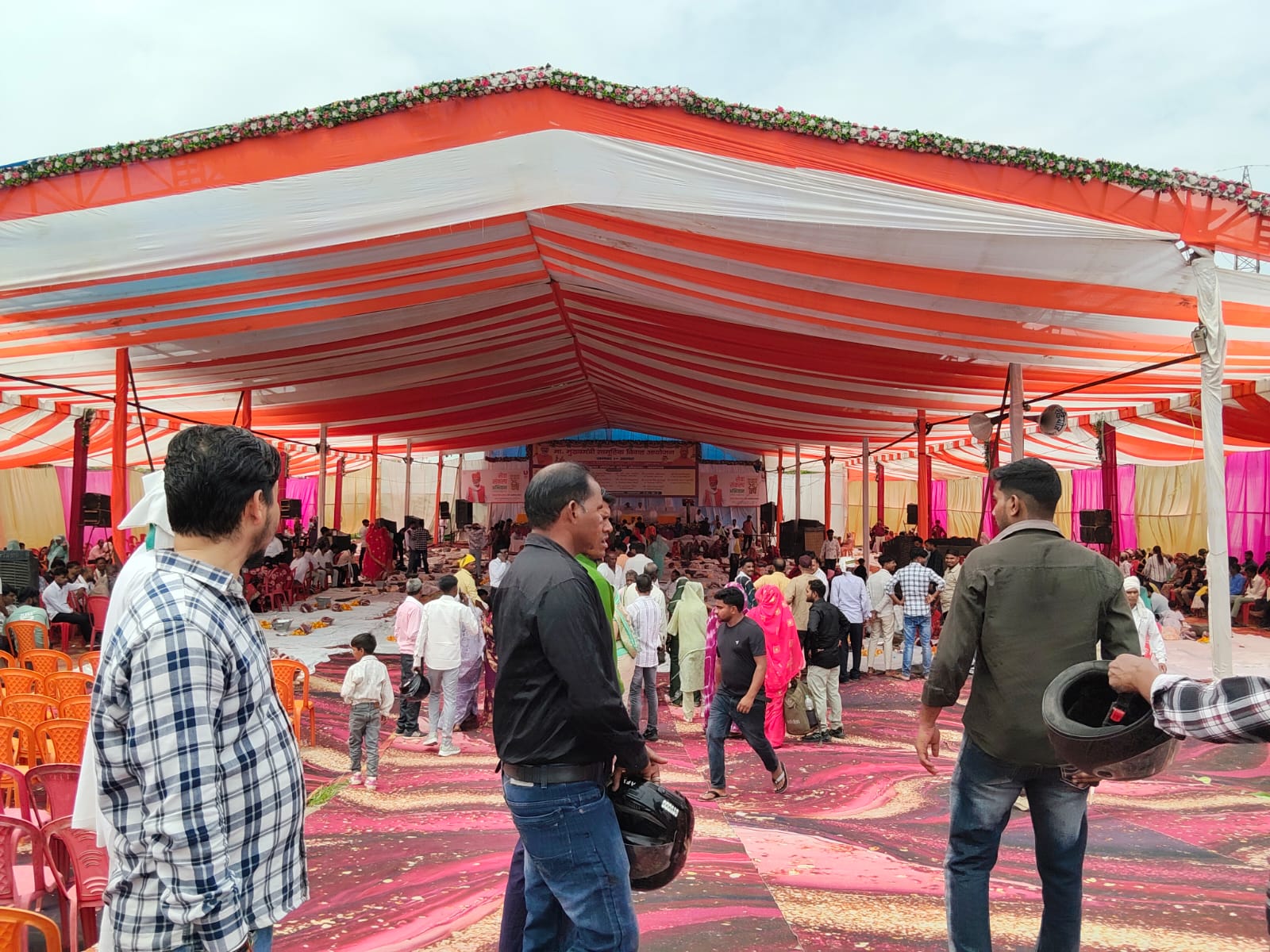 सामूहिक विवाह समारोह में गृहस्थी सामग्री और वर-वधुओं को प्रमाण पत्र सौंपते अतिथि
