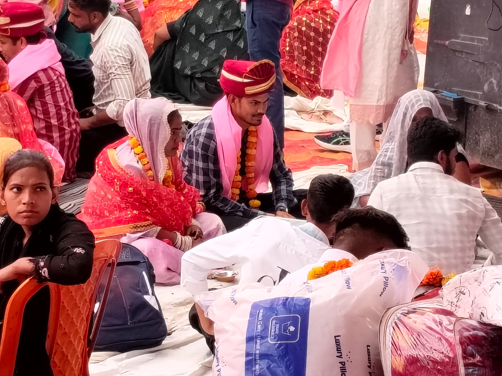 मुख्यमंत्री सामूहिक विवाह योजना के अंतर्गत विवाह मंडप में फेरे लेते जोड़े
