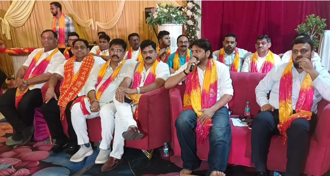 दिव्या रिसोर्ट में बैठक के दौरान जनकपुरी महोत्सव की तैयारियों पर मंथन करते पदाधिकारी