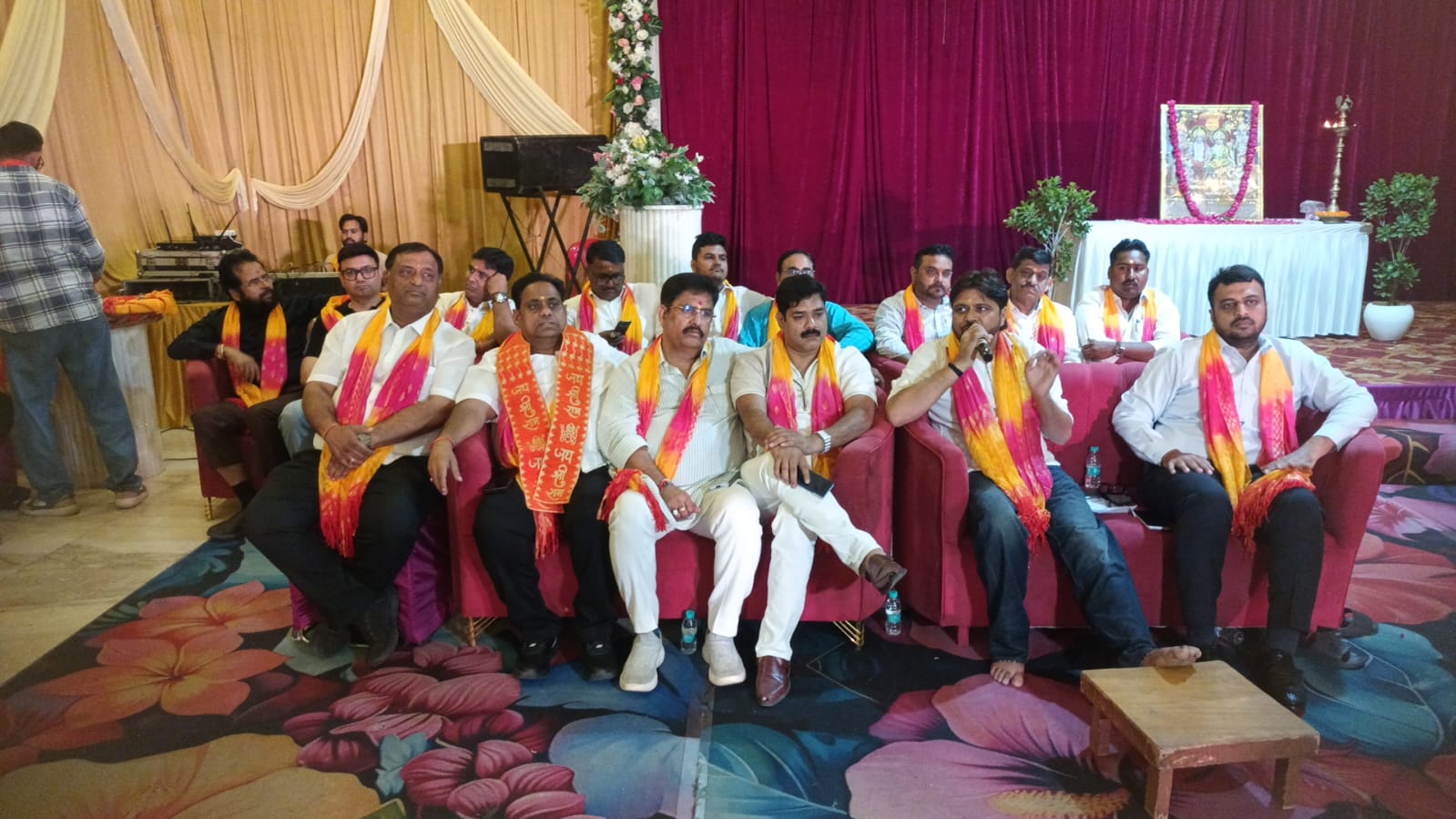 शास्त्रीपुरम में जनकपुरी महोत्सव समिति की समीक्षा बैठक का दृश्य