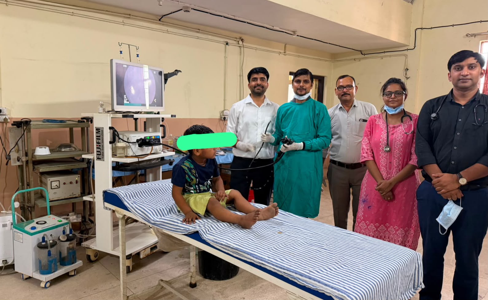 एसएनएमसी ब्लड बैंक में रक्तदान करते रक्तदाता और स्वास्थ्य परीक्षण करती टीम