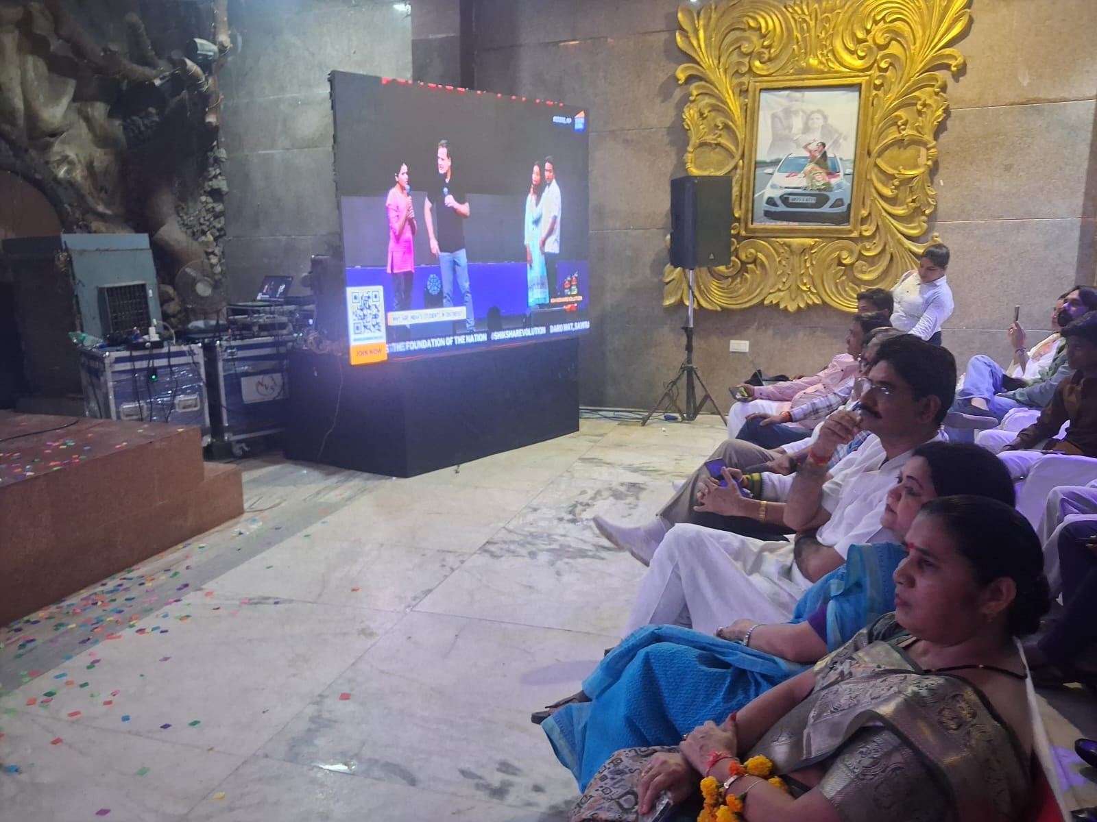 बड़ी स्क्रीन पर इंदौर का कार्यक्रम देखते युवा
