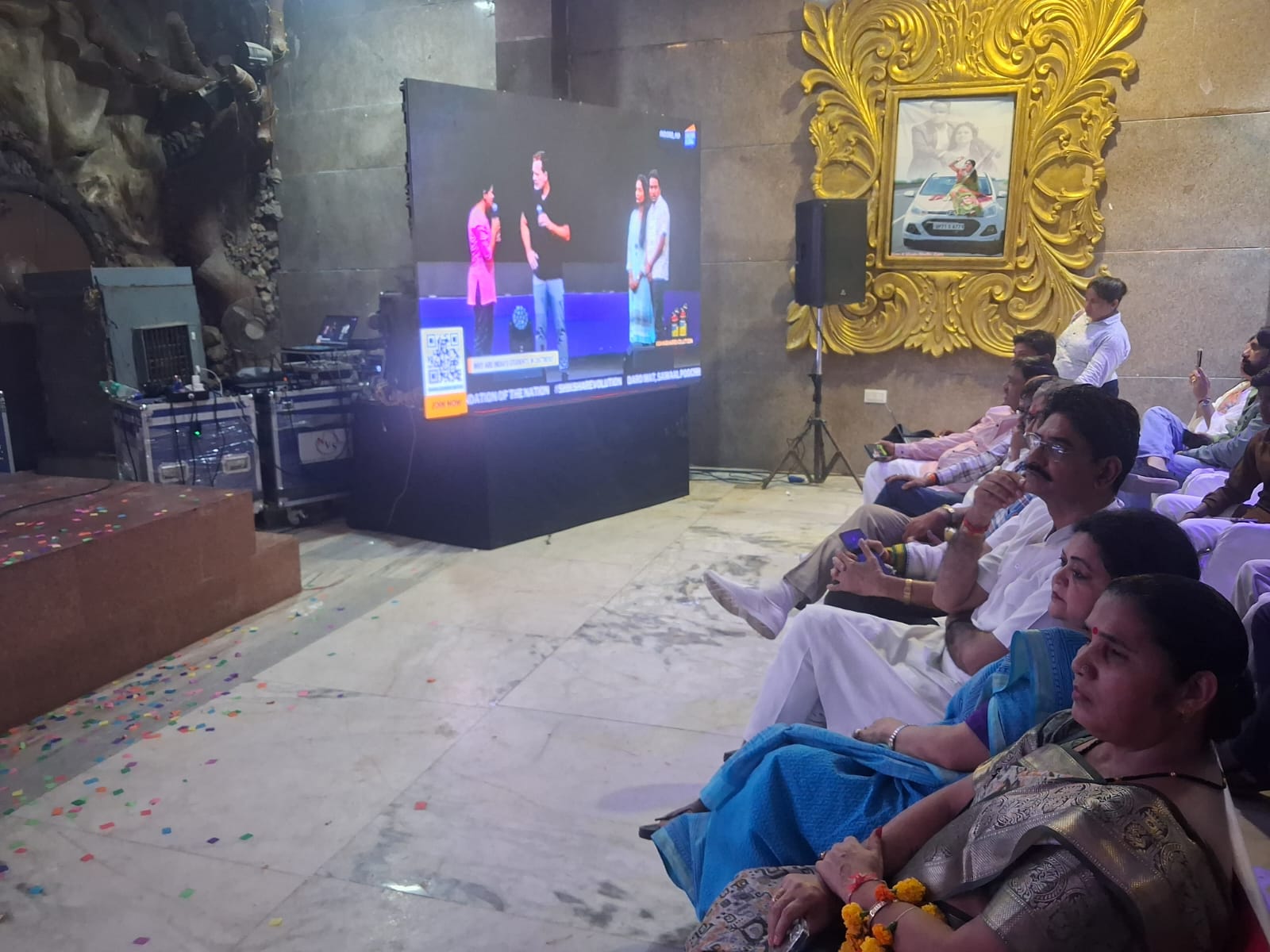 छात्रों की गूंज संवाद प्रसारण के दौरान नारेबाजी करते युवा