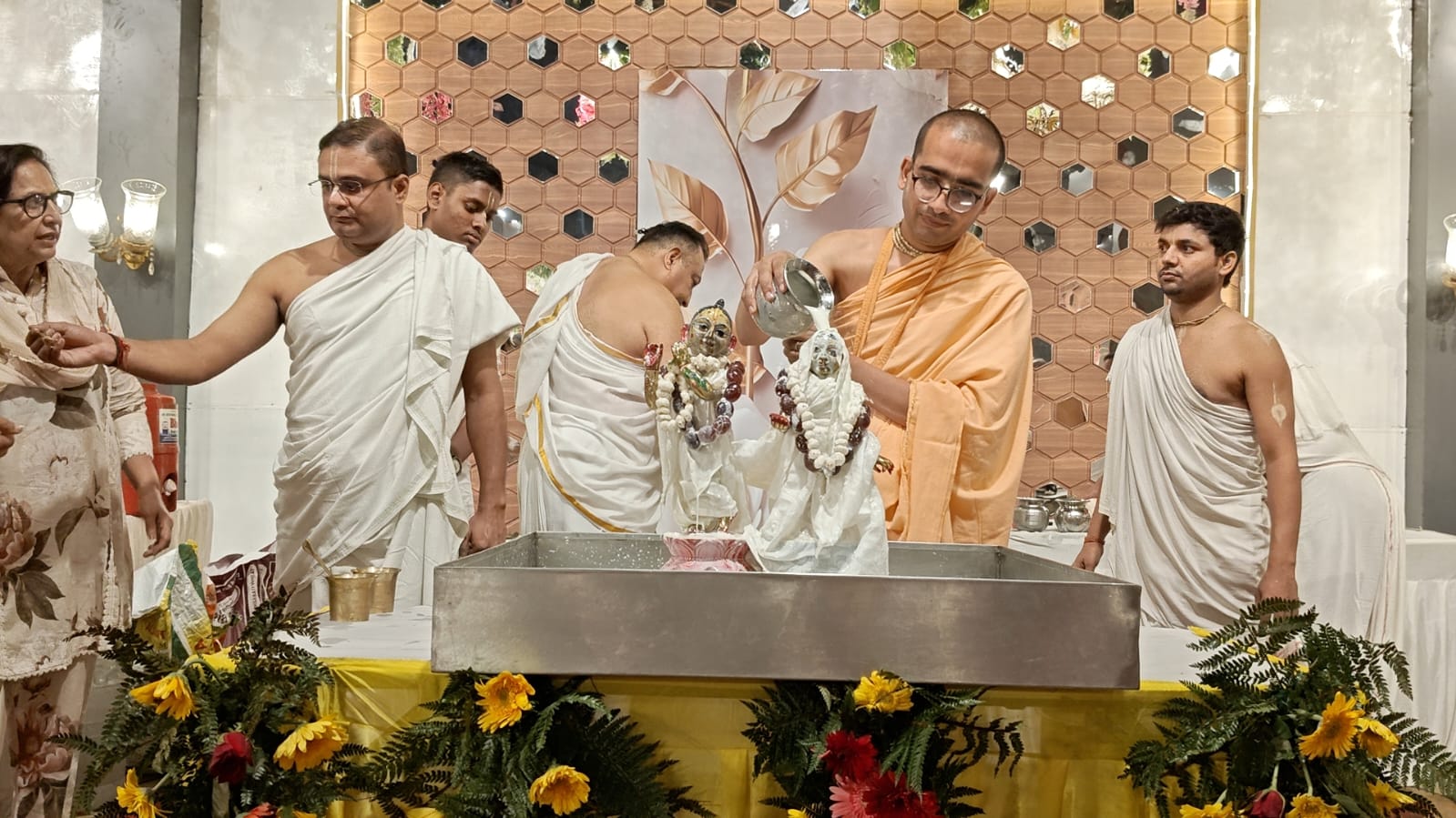 आगरा इस्कॉन के 16वें श्री राधाष्टमी महामहोत्सव में राधारानी का दिव्य अभिषेक