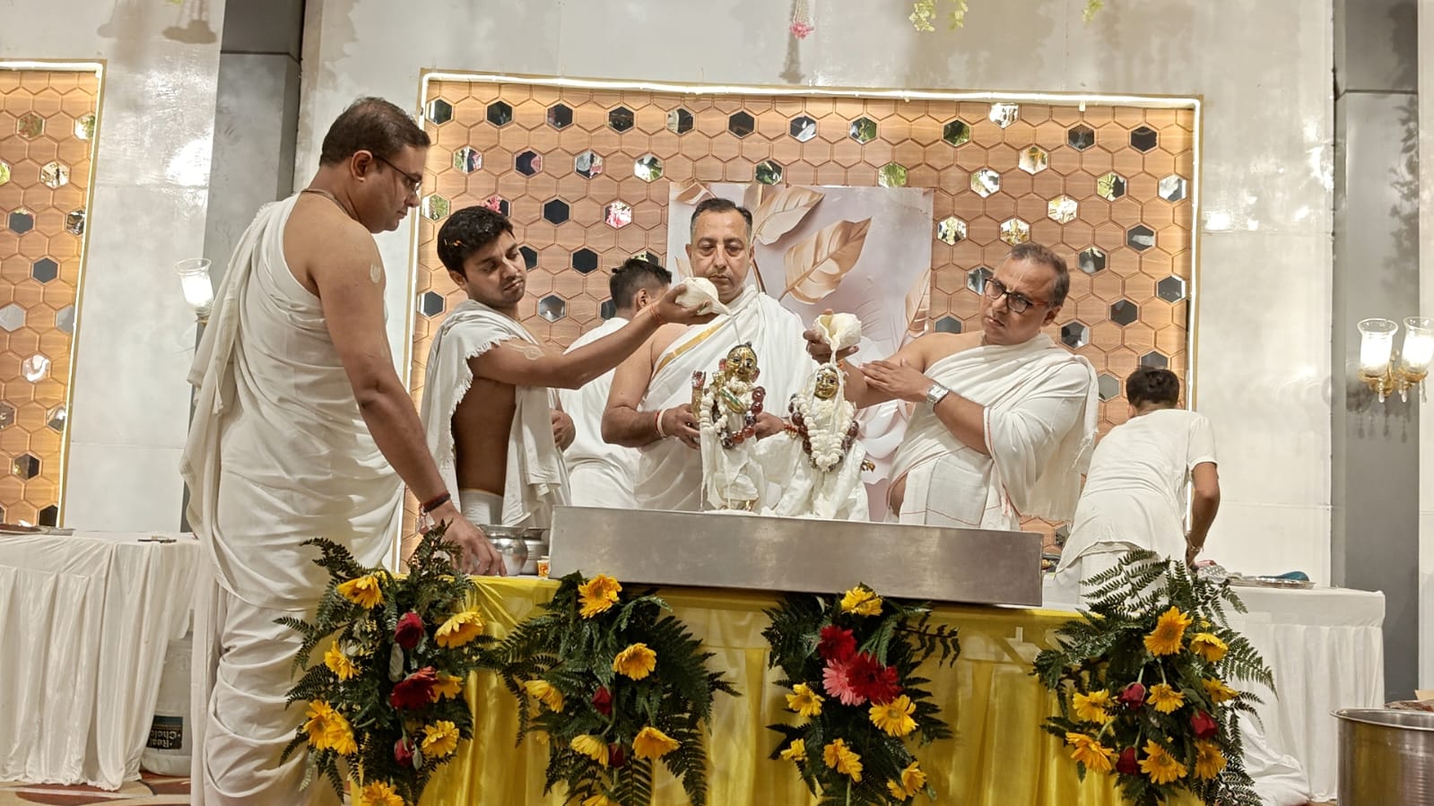 श्रीराधा-कृष्ण की पुष्पों से सुसज्जित पालकी यात्रा