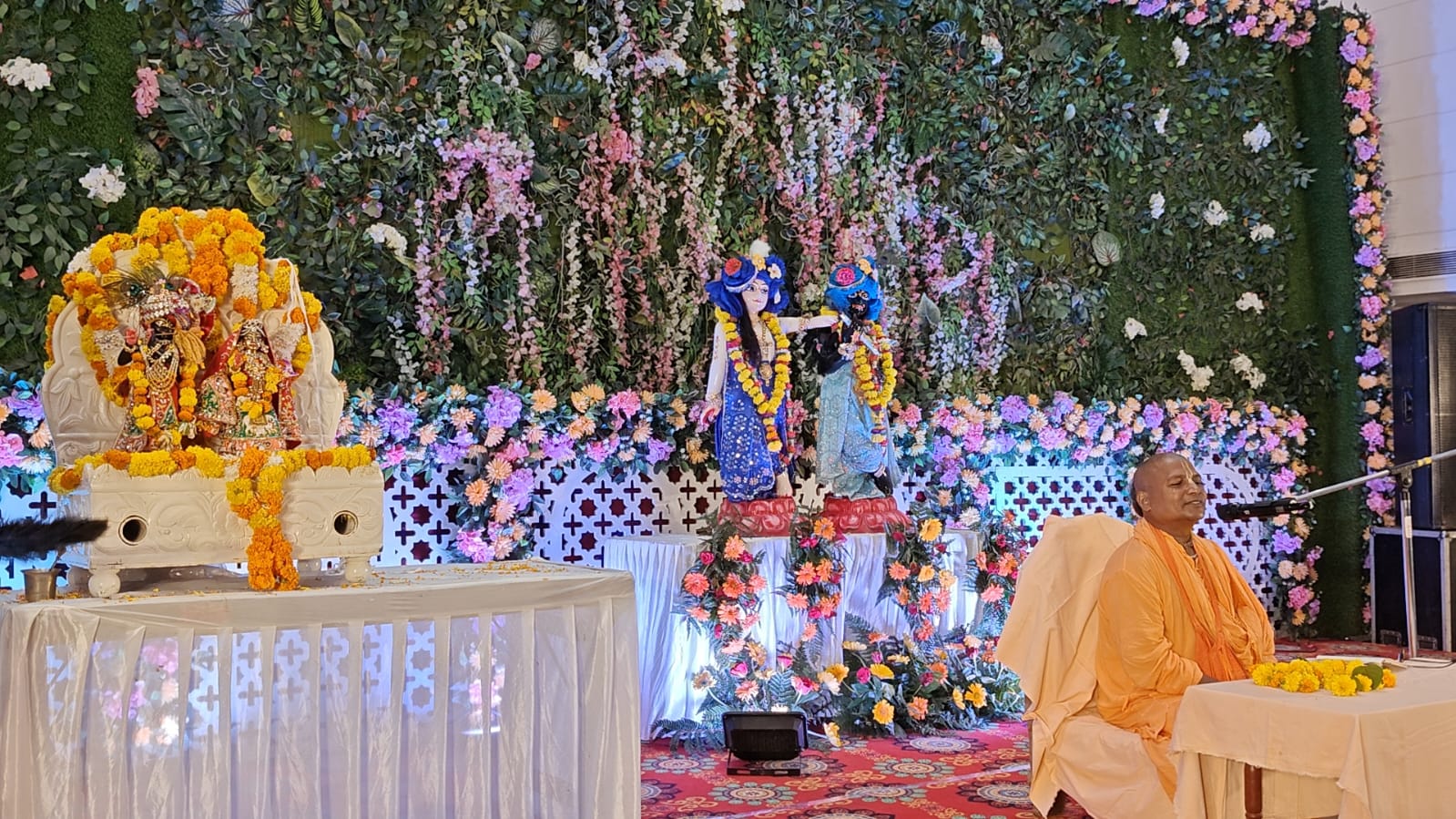 महाराजा अग्रसेन सेवा सदन में अभिषेक का दृश्य