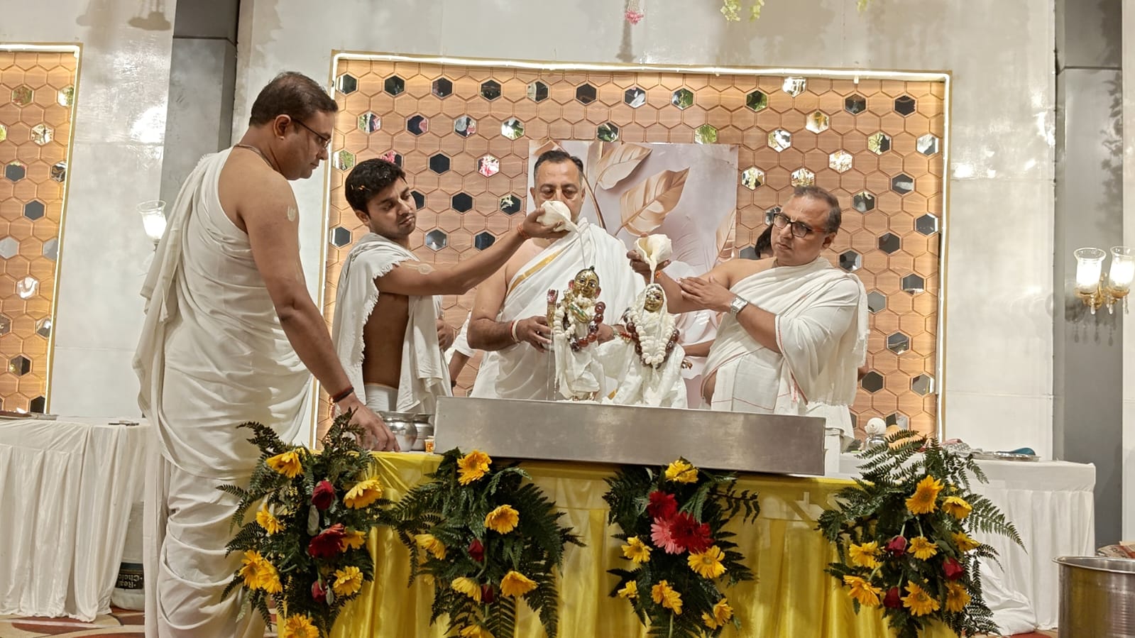 दिव्य आरती में शामिल भक्तगण