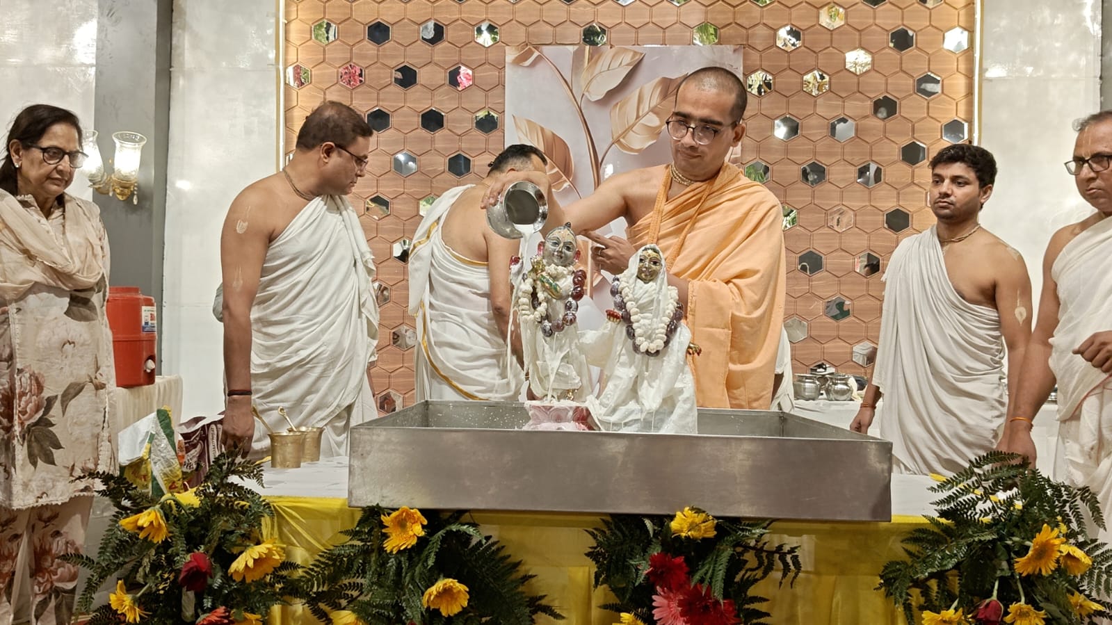 महोत्सव में उपस्थित साधु-संत और भक्त