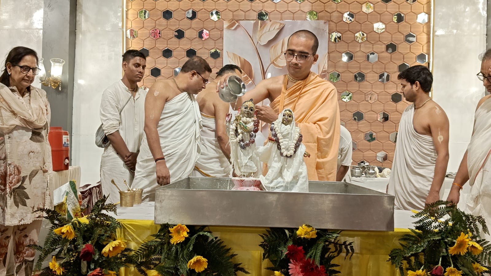 सांस्कृतिक प्रस्तुति देते नन्हे-मुन्ने बच्चे