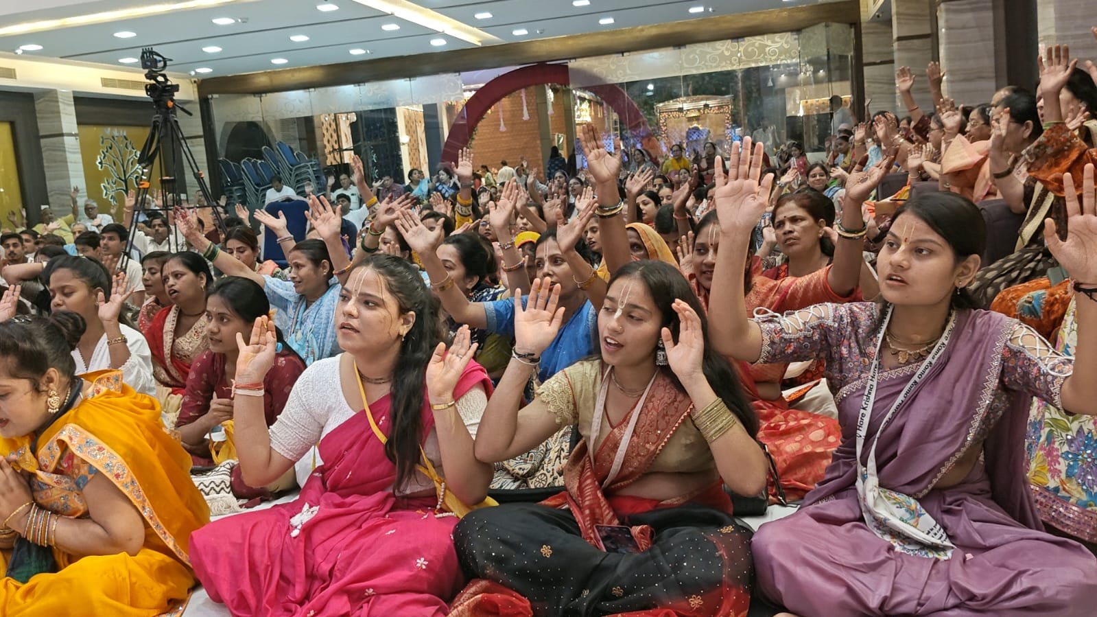 राधा-कृष्ण के भजनों पर झूमती महिला श्रद्धालु