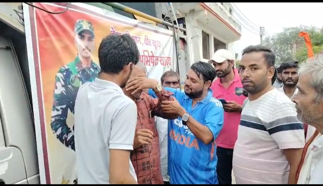 बमरौली अहीर में शहीद अभिषेक यादव की स्मृति में पदयात्रा निकालते क्रिकेटर वीरू शर्मा