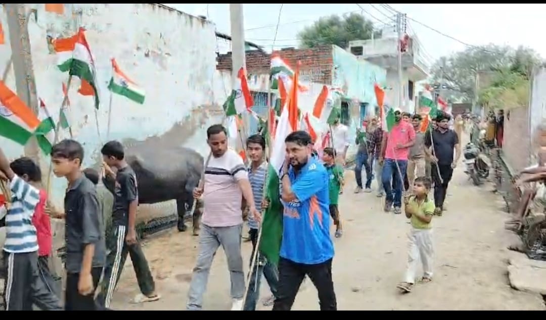 पदयात्रा में शामिल युवा और तिरंगे से सजा वाहन