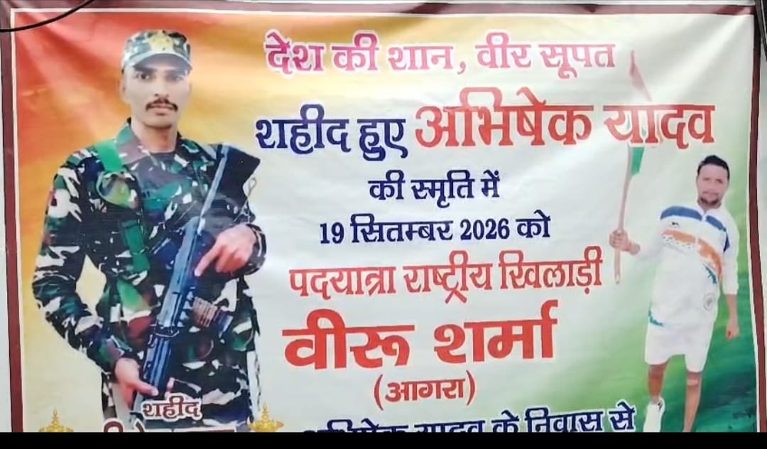 समाधि स्थल पर पुष्प अर्पित कर नमन करते क्रिकेटर वीरू शर्मा