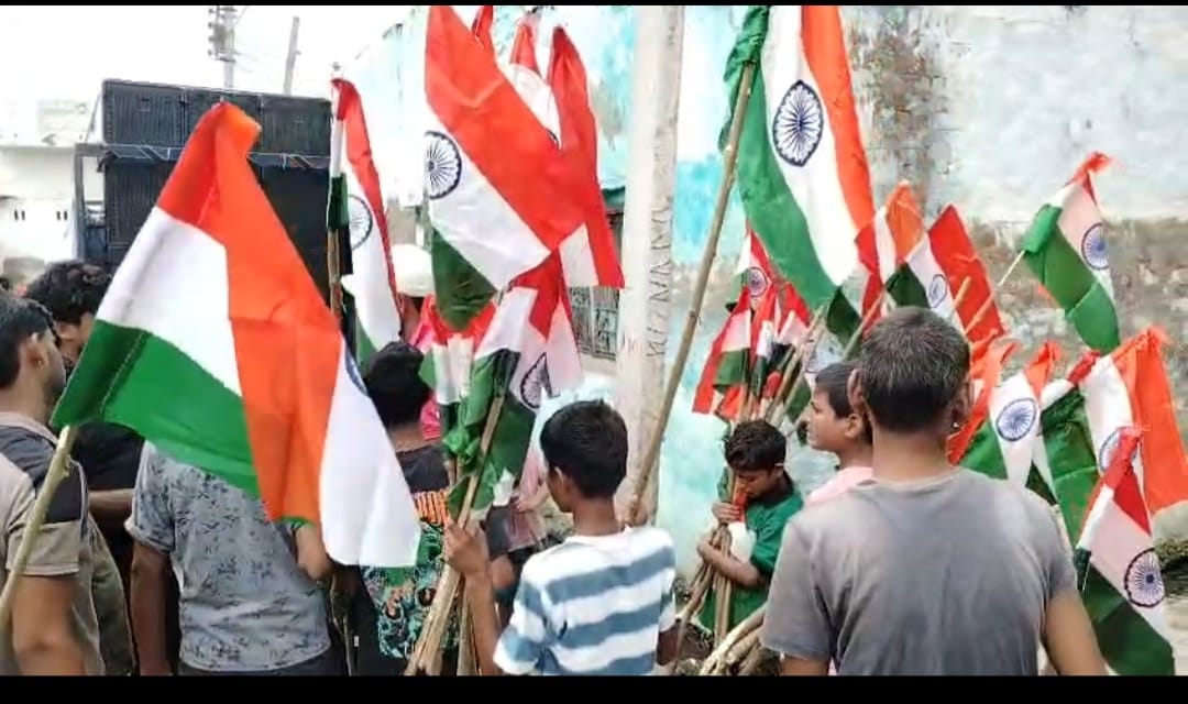 शहीद अभिषेक यादव की समाधि पर उपस्थित जनसमूह